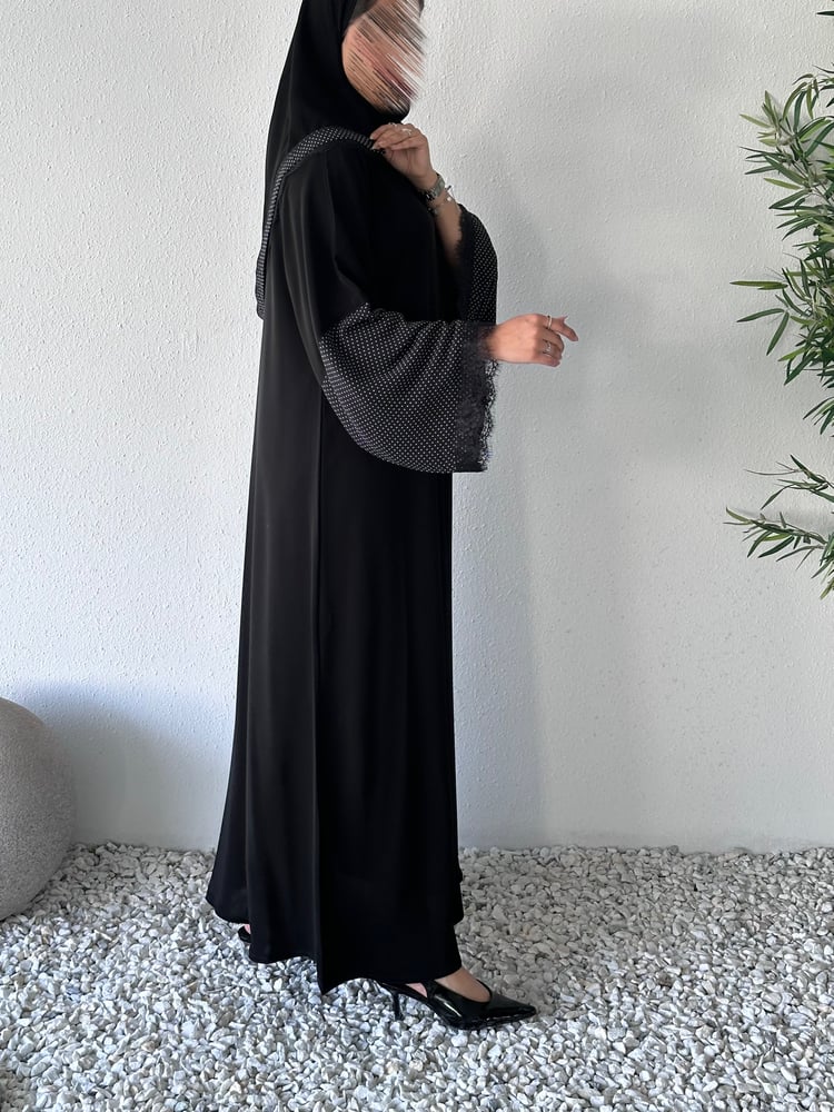 عباية أناقة بقطعة منقطة بالأبيض ودانتيل
