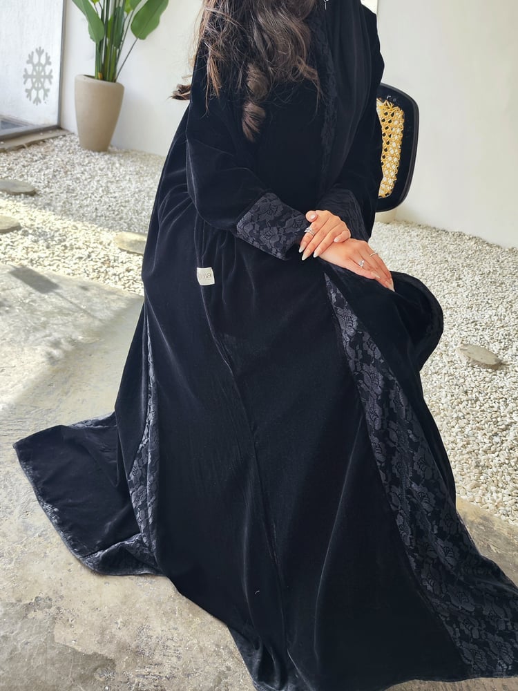 عباية أسود دانتيل فرنسي