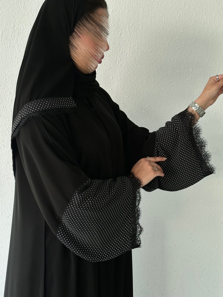 عباية أناقة بقطعة منقطة بالأبيض ودانتيل