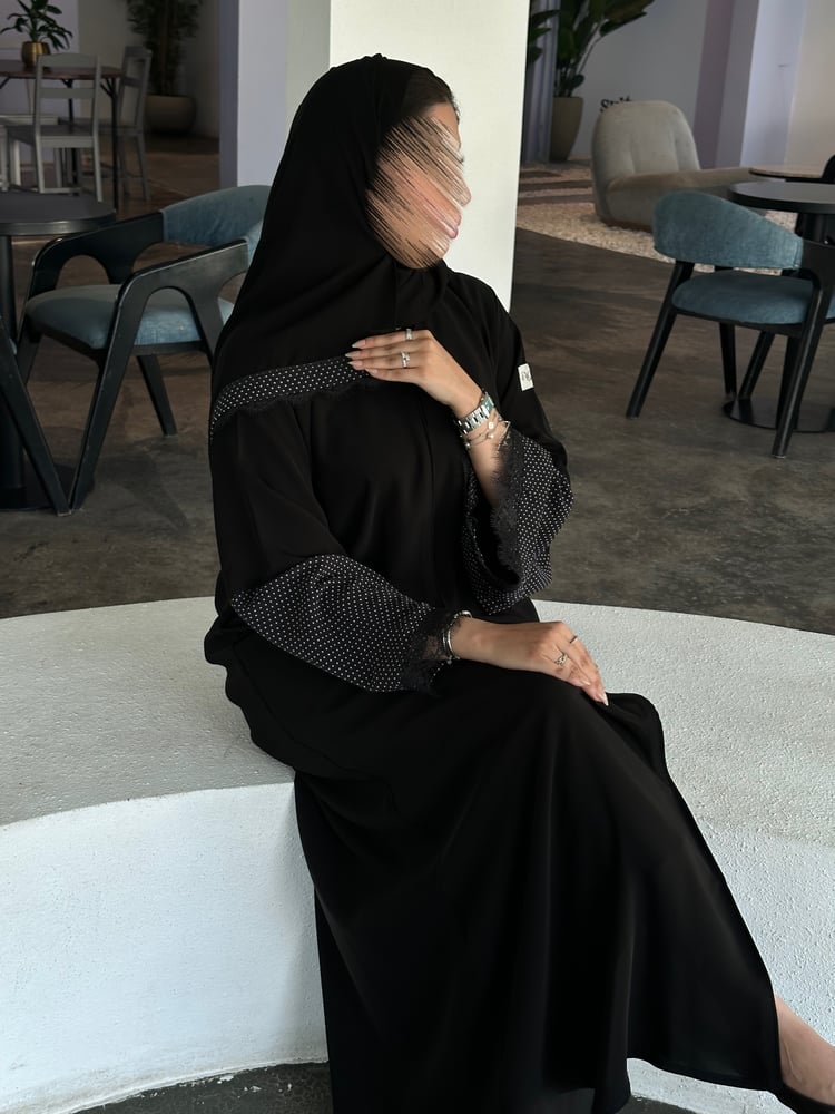 عباية أناقة بقطعة منقطة بالأبيض ودانتيل