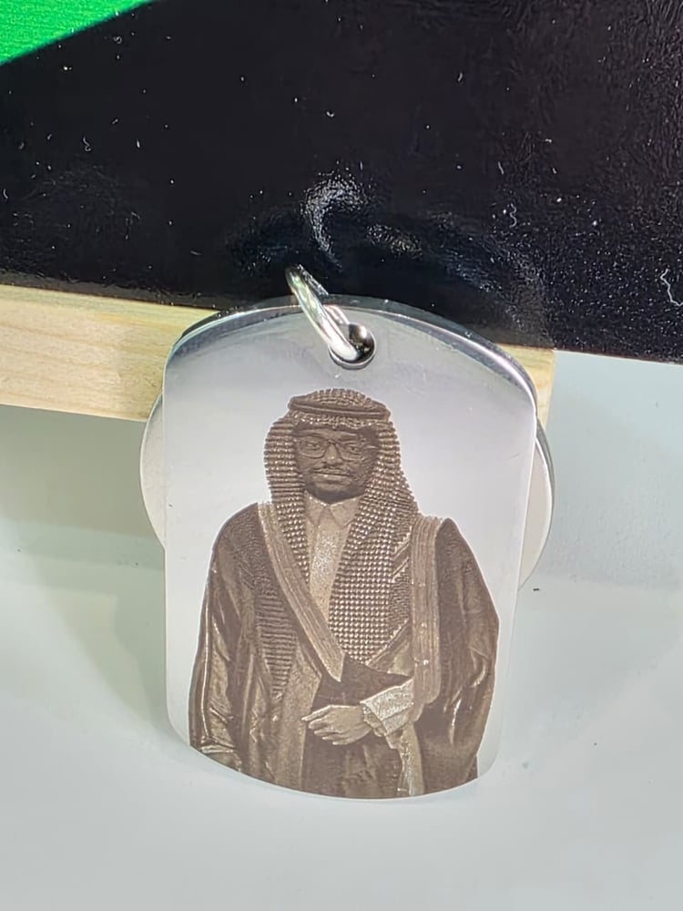ميدالية فاخرة من الفولاذ المقاوم للصدأ باللون الفضي بنقش ليزر مخصص على كلا الجانبين (صورة واسم)