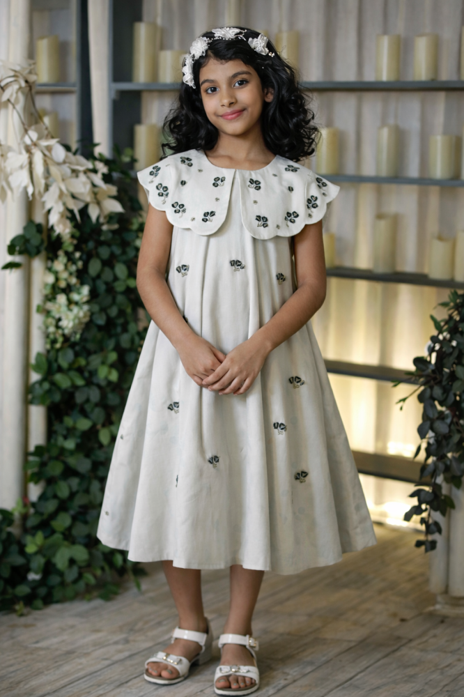 فستان ناعم مرصع بالكريستال