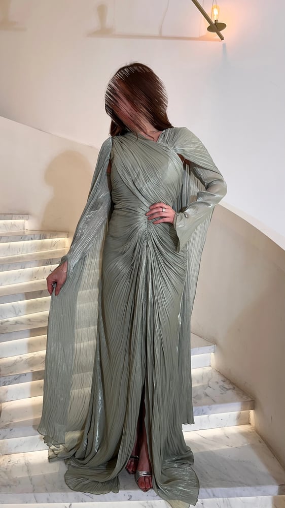 فستان سهره بتصميم درابيه ووشاح منسدل