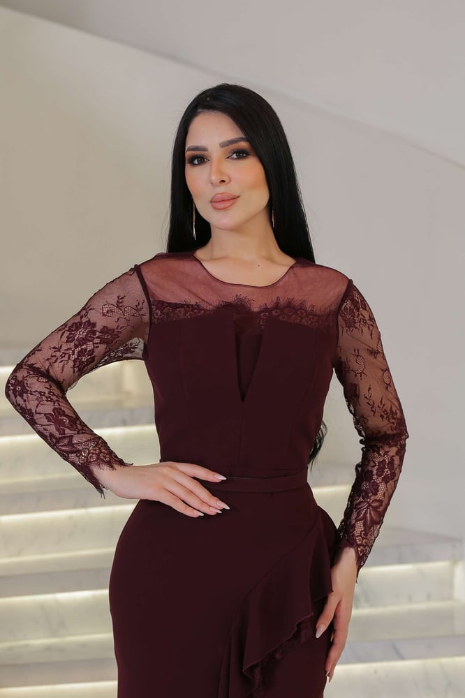 فستان ناعم راقٍ يجسد الأنوثة الكلاسيكية بلمسة عصرية