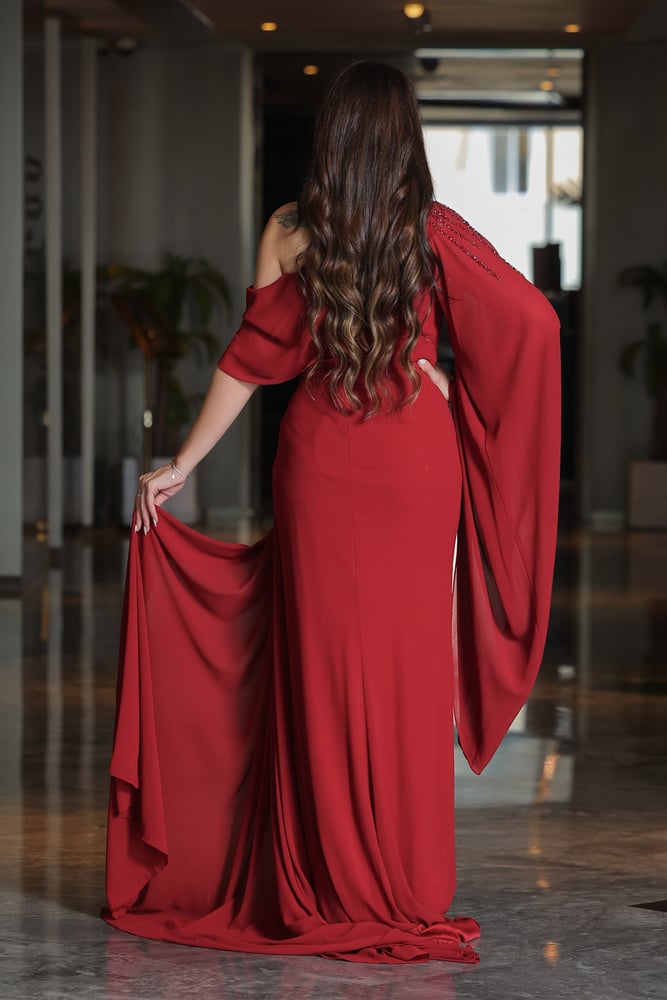 فستان سهرة بكم منسدل مزين بالكرستالات - LR-XXX