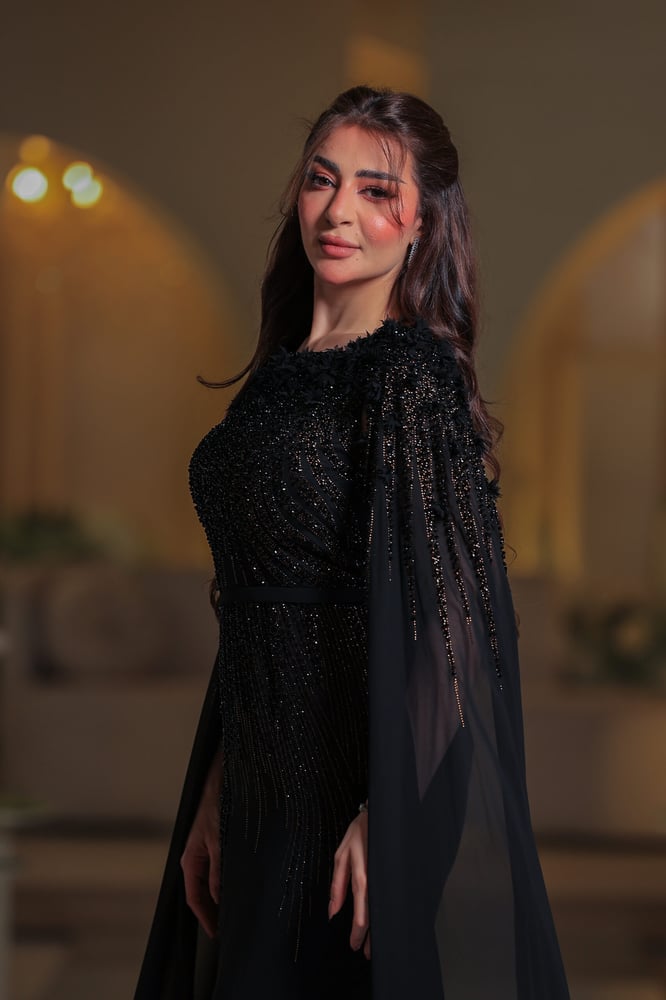فستان سهرة مصمّم بقصة تبرز جمال القوام