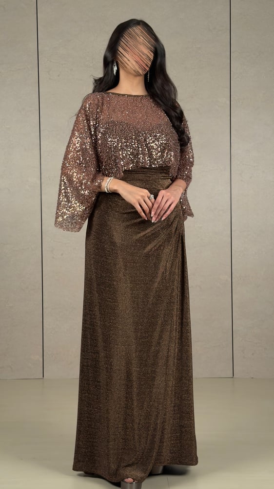 فستان سهرة لامع بقصة كب وزمّات درابيه مع قطعة تول مطرزة منفصلة