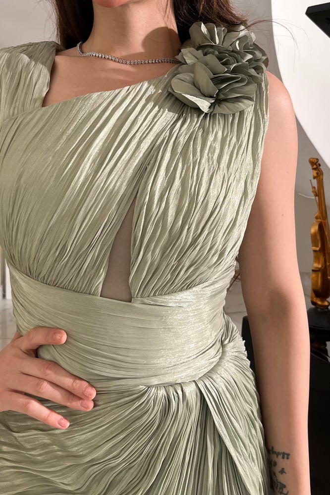 فستان سهرة مصمم بقماش مطوي بالكامل بطريقة فنية تعطي انسيابية وتناسق مثالي مع القوام