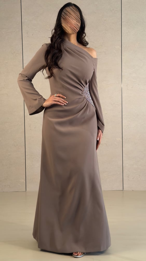 فستان سهرة بكتف مكشوف وتطريز جانبي