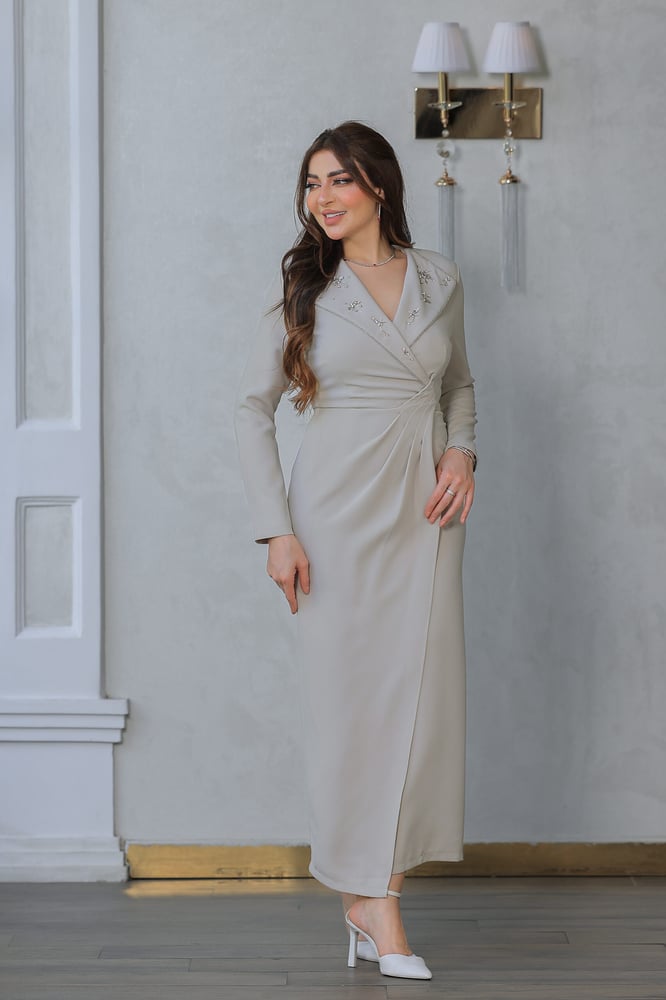 فستان أنيق مع ياقة عريضة مُزينة بتطريز ناعم