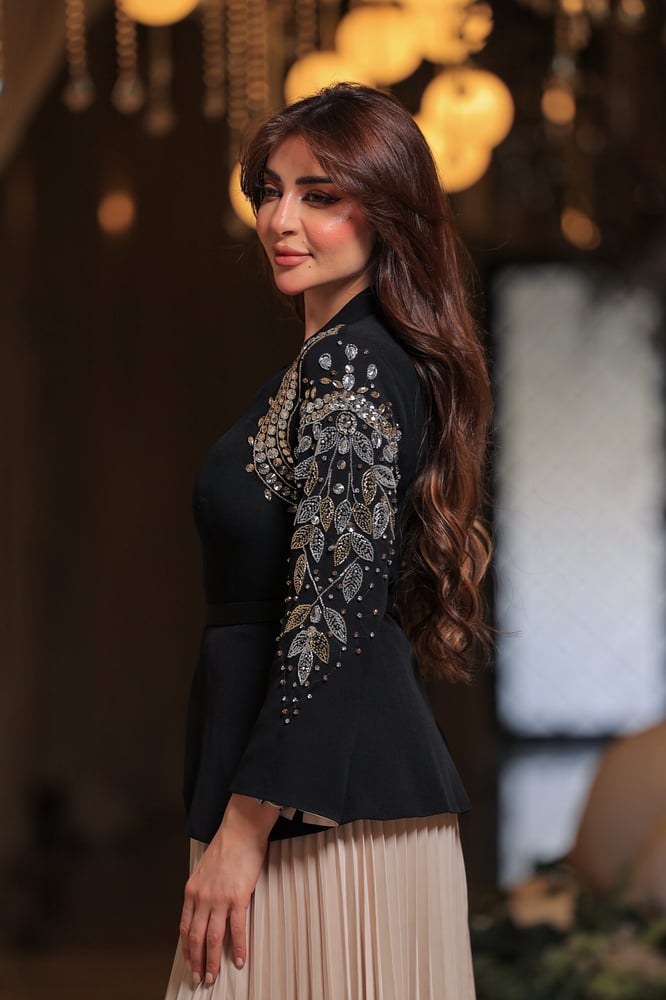 فستان أنيق يجمع بين الفخامة والرقي بتصميمه الفريد الذي يجمع بين العصرية والكلاسيكية