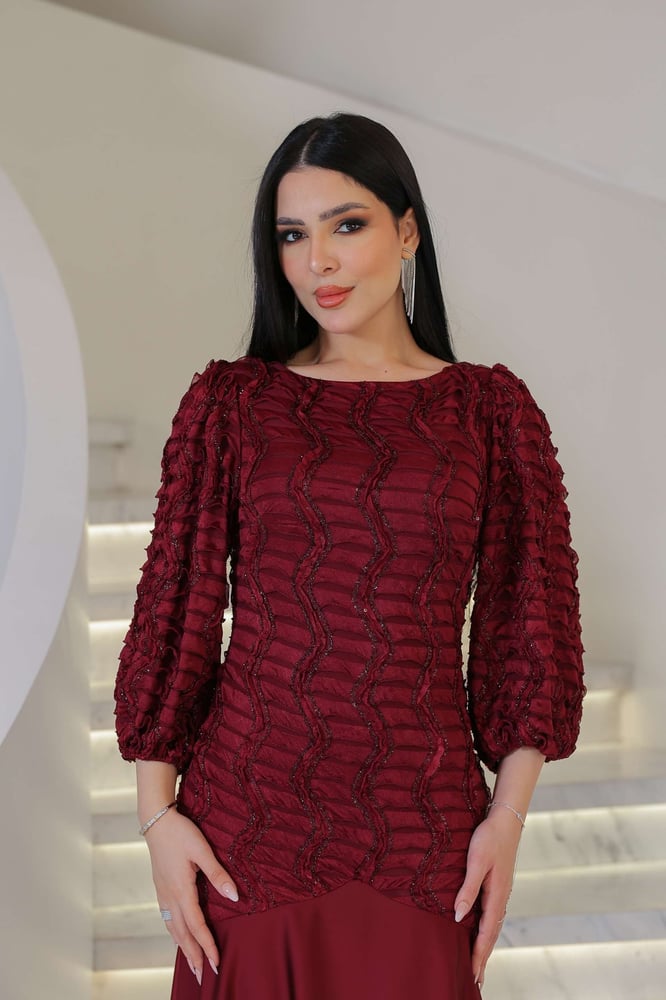 فستان سهرة أنيق مطرّز بنقشة متموجة بارزة، قصّة Mermaid ناعمة