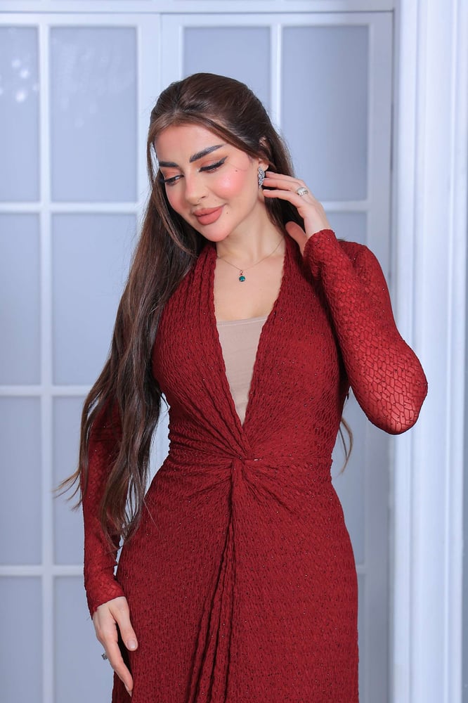 فستان سهرة طويل يتميز بقصّة لف (Wrap) أنيقة مع فتحة صدر على شكل V