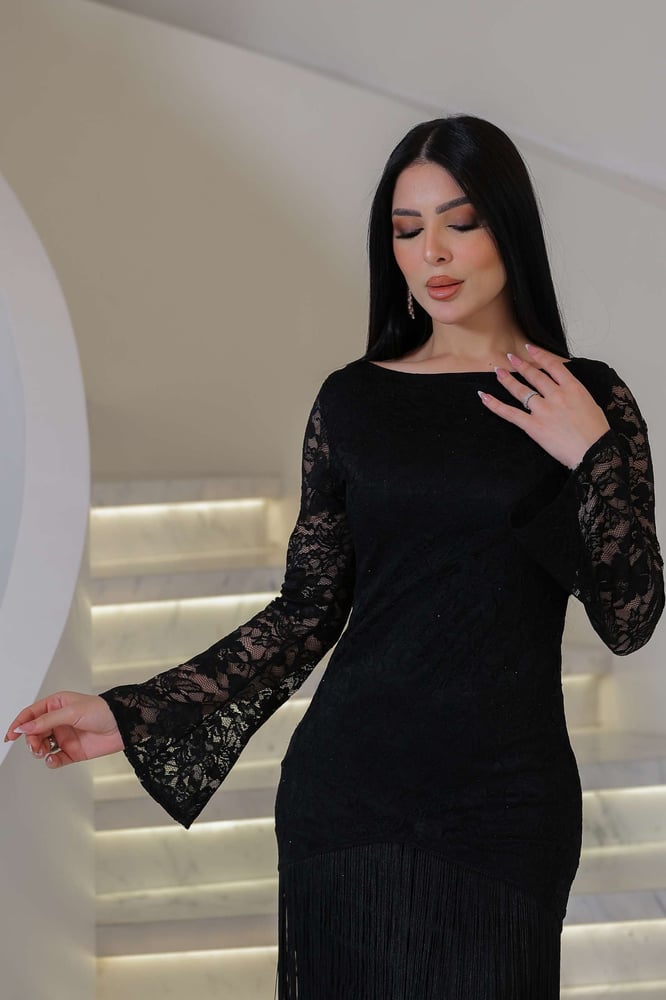 فستان دانتيل مزين باهداب تضيف أناقه ونعومه