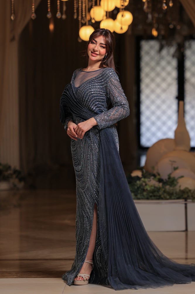 فستان سهرة أنيق بتصميم ملكي مزينة بثنيات فنية