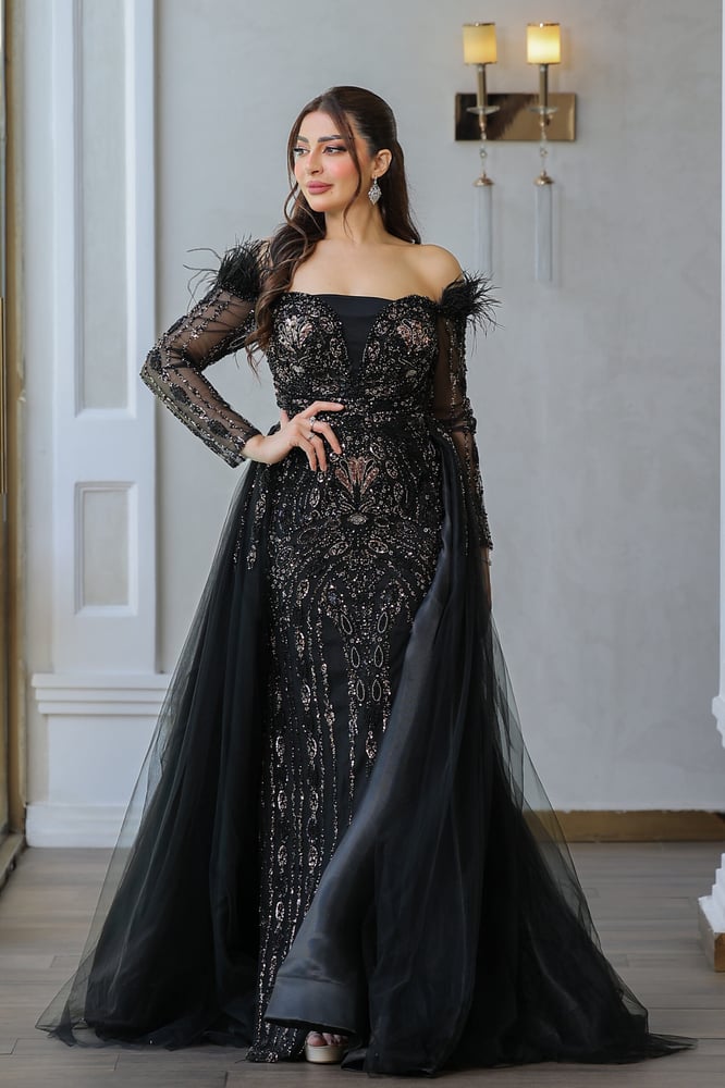 فستان سهرة ماسك باكتاف ريش بجوانب ذيل - MW-BL