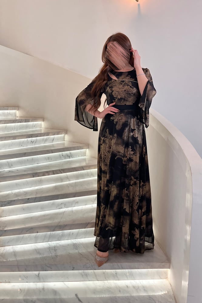 فستان سهره طويل بطبعة فنية ولمسة معدنية