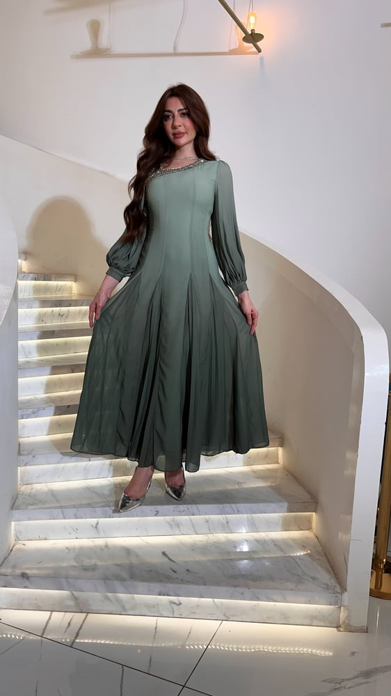 فستان سهرة راقٍ بلون متدرّج يعكس سحر الهدوء والأنوثة بتصميم طويل منسدل - -B