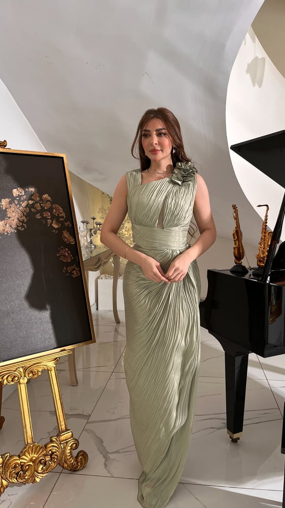فستان سهرة مصمم بقماش مطوي بالكامل بطريقة فنية تعطي انسيابية وتناسق مثالي مع القوام