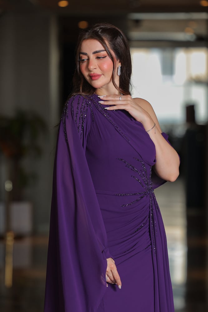 فستان سهرة بكم منسدل مزين بالكرستالات