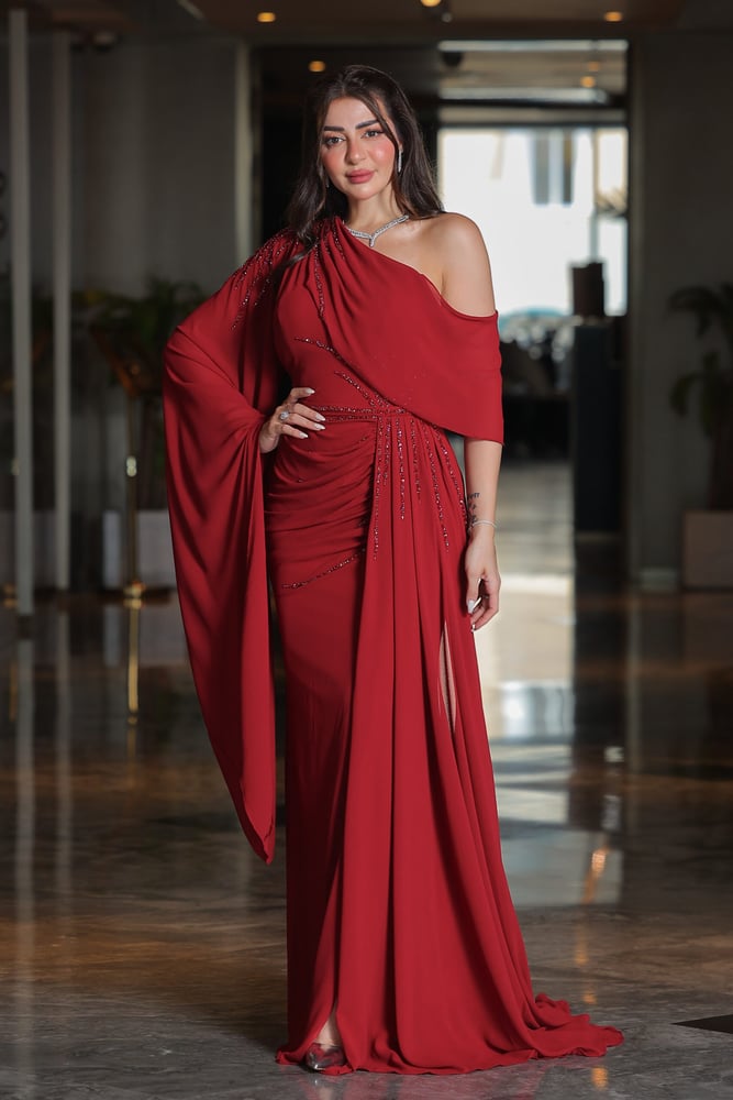 فستان سهرة بكم منسدل مزين بالكرستالات - LR-XXX