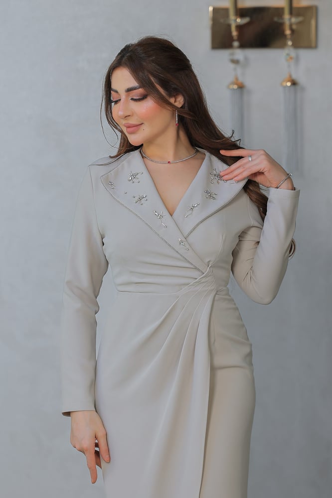 فستان أنيق مع ياقة عريضة مُزينة بتطريز ناعم