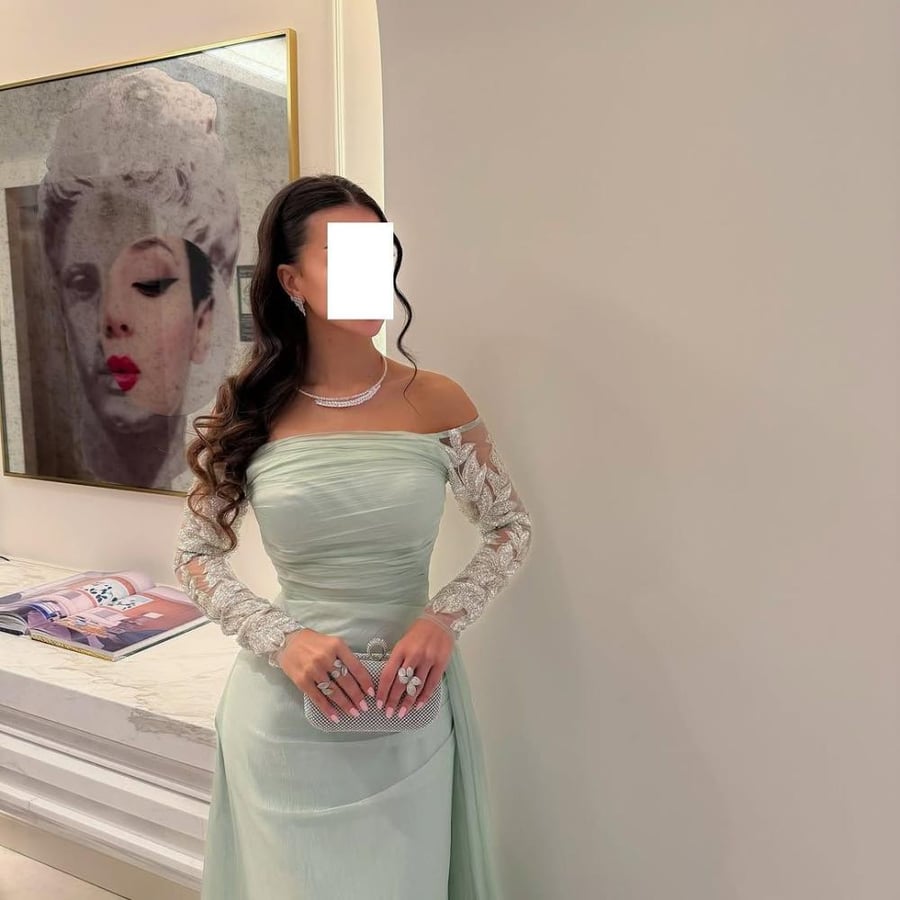 فستان سهرة "مينت" ناعم بأكمام مطرزة بالكريستال