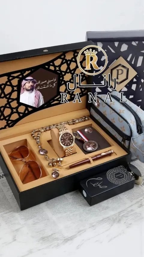 طقم رجالي فخم مكون من شنطة صغيرة ونظارة وساعة وعطر وقلم وكبك وميدالية بالاسم والصورة حسب الطلب