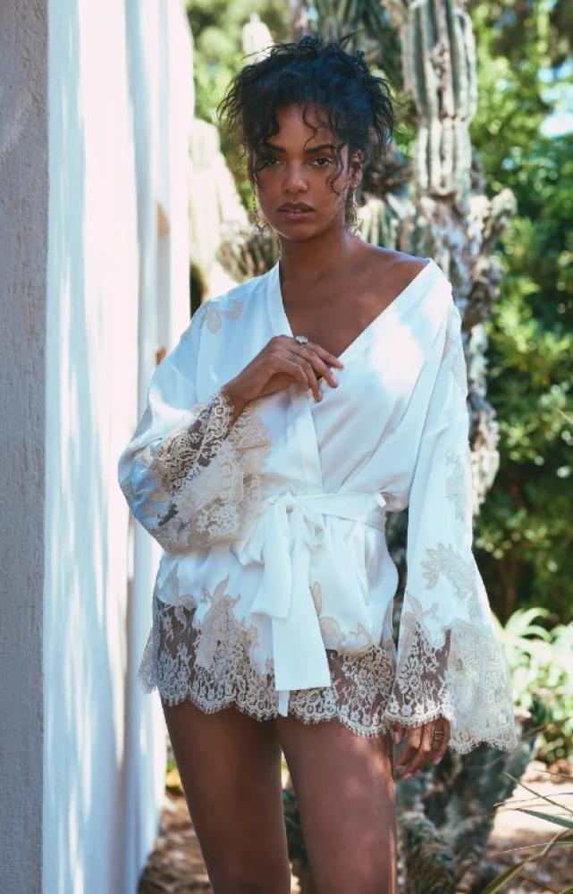 Marjolaine - Short negligee white silk adorned with beige lace