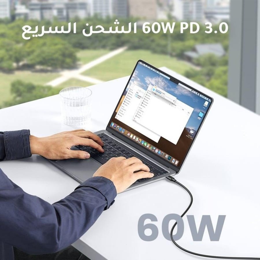 سلك شاحن يوجرين USB C إلى USB C أسود بطول 1 م متصل بلابتوب