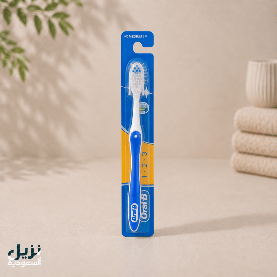 فرشاة اسنان اورال بي متوسط النعومة 123 مع غطاء (للنزلاء)