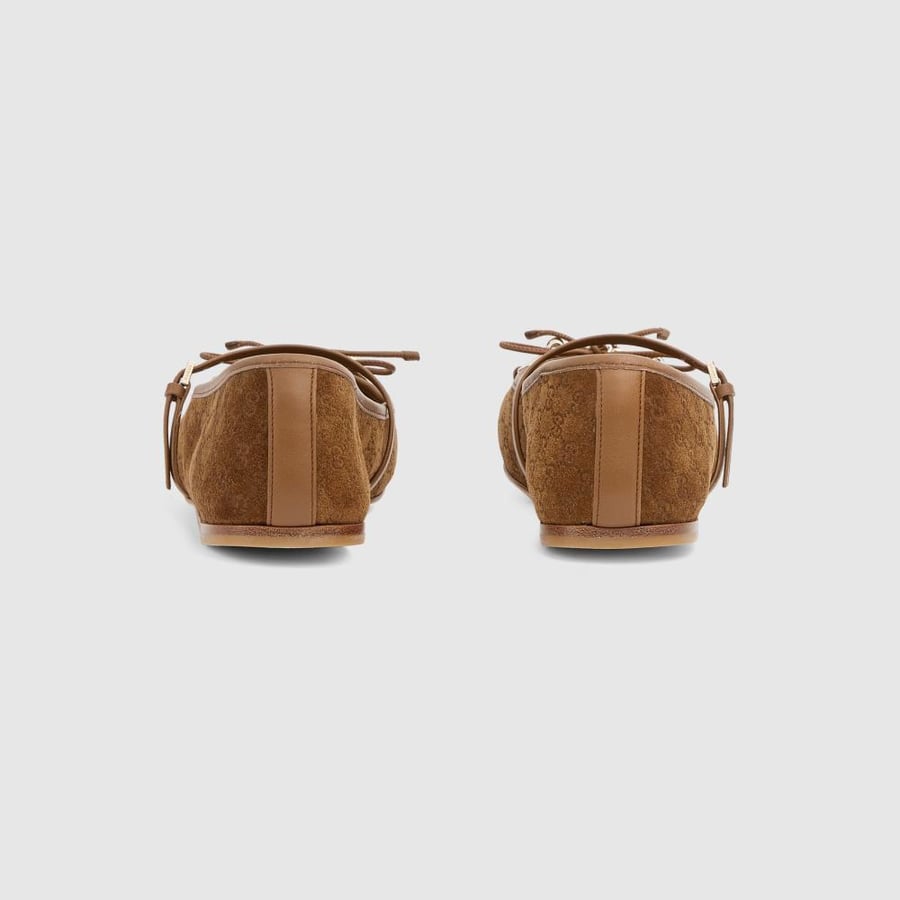 حذاء باليه مسطّح بطبعة Gucci Horsebit للنساء