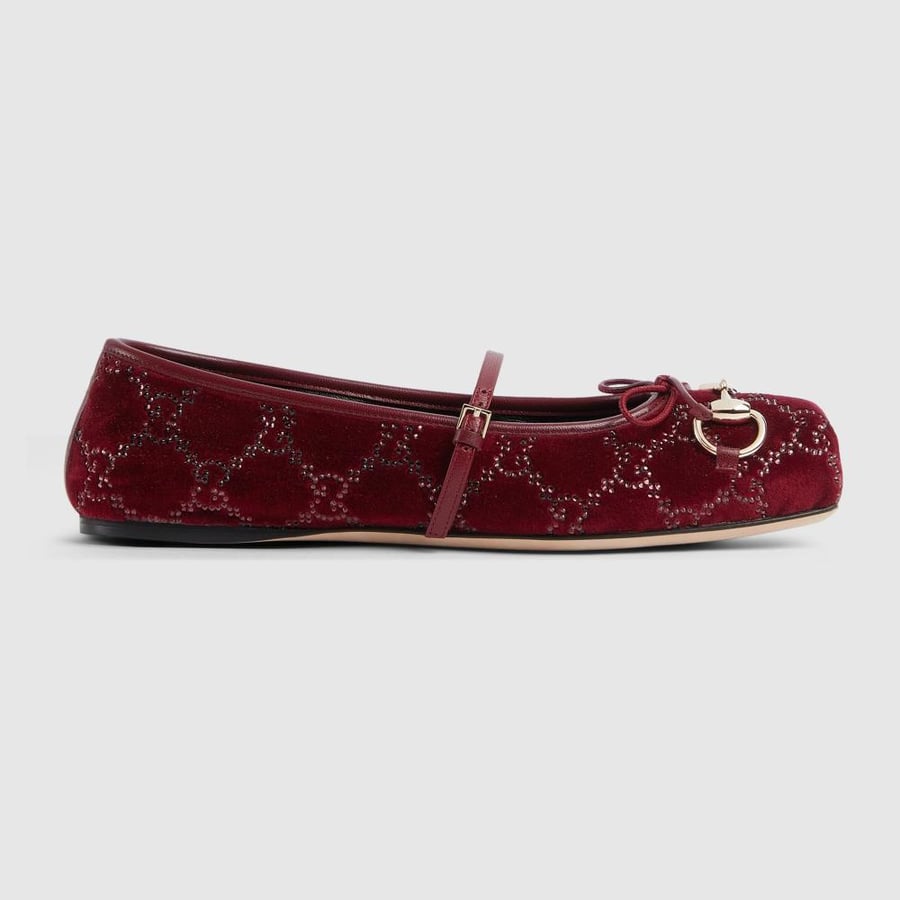 حذاء باليه مسطّح Gucci Horsebit مزيّن بشعار GG من الكريستال للنساء