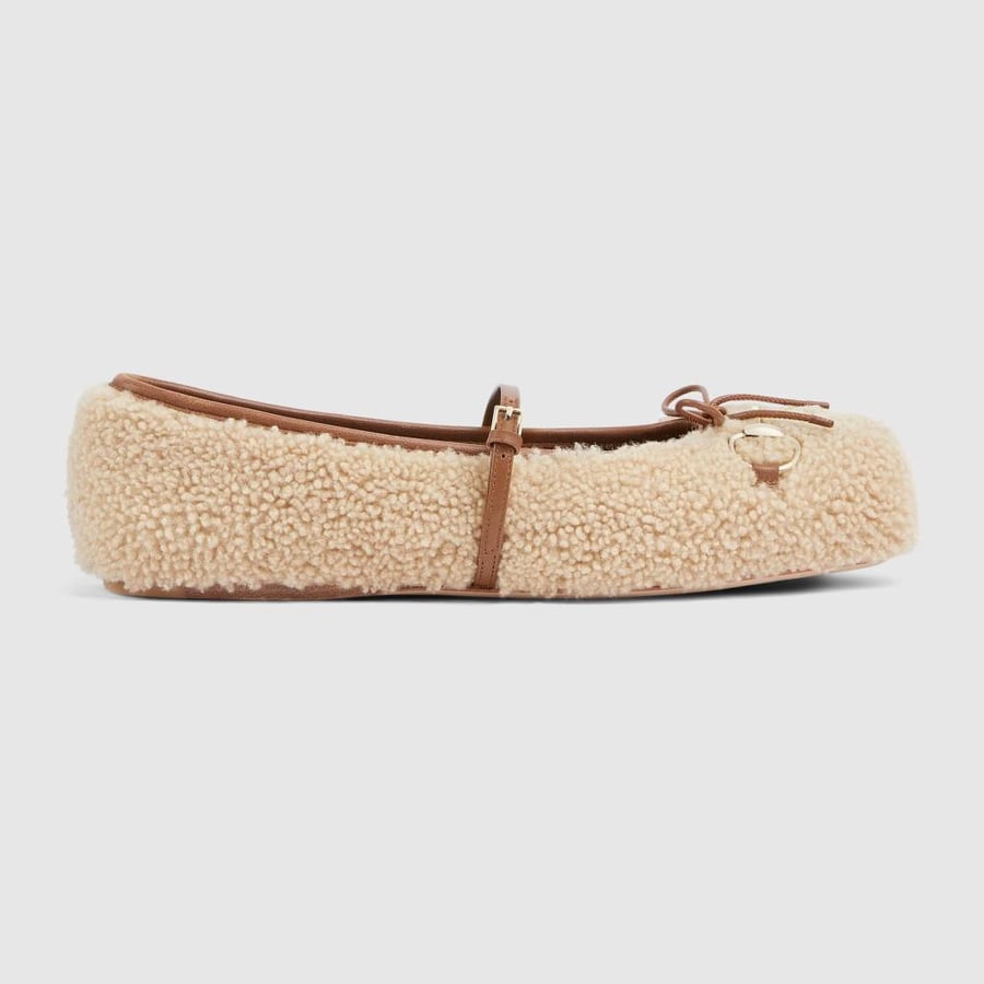 حذاء باليه مسطّح بطبعة Gucci Horsebit للنساء