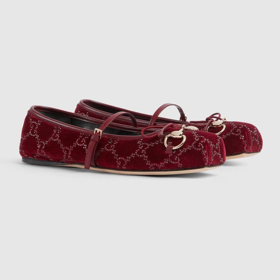 حذاء باليه مسطّح Gucci Horsebit مزيّن بشعار GG من الكريستال للنساء
