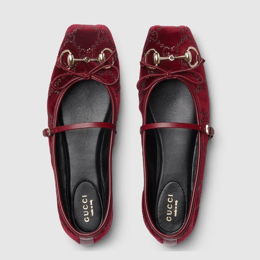 حذاء باليه مسطّح Gucci Horsebit مزيّن بشعار GG من الكريستال للنساء