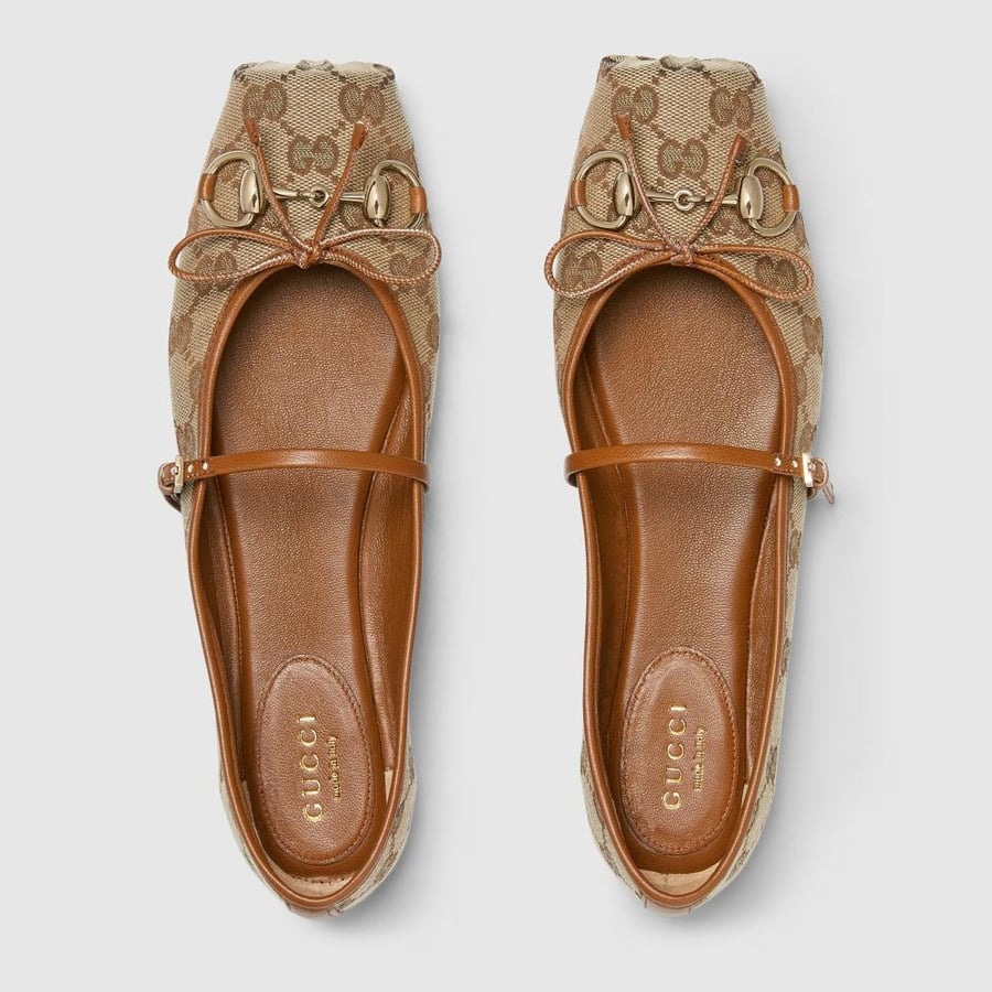 حذاء باليه مسطّح بطبعة Gucci Horsebit للنساء