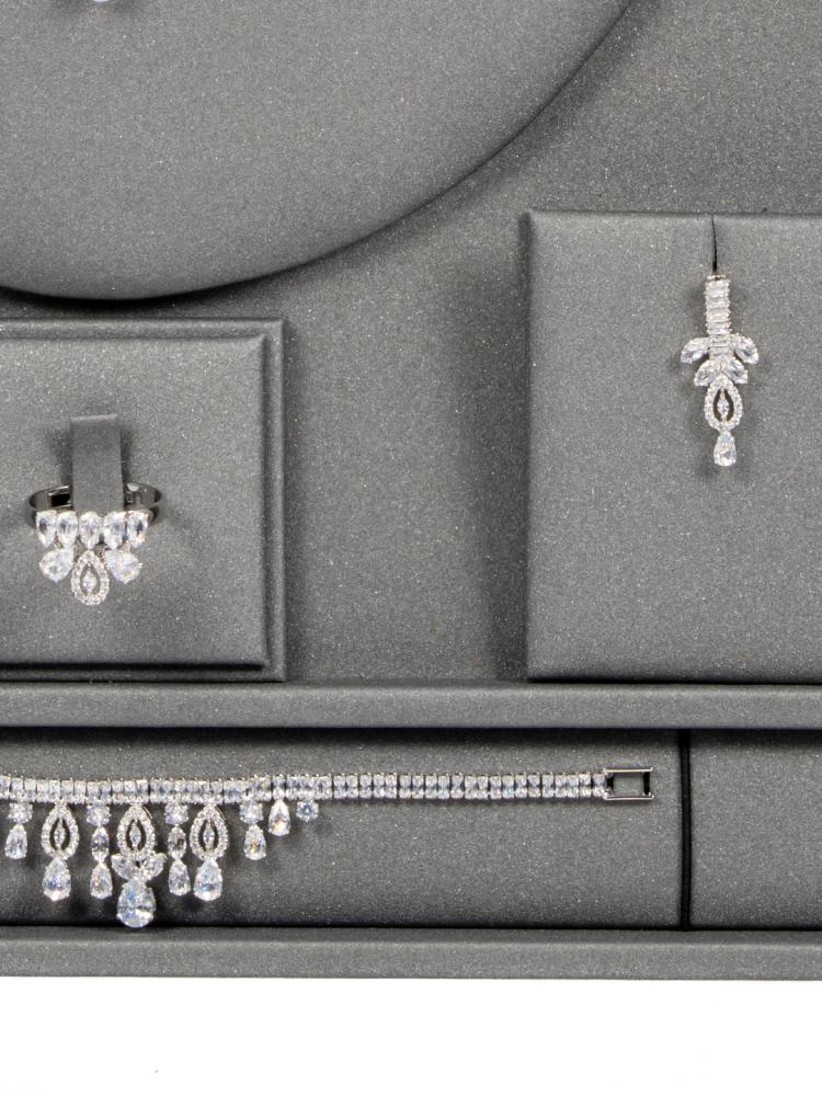 The luxurious crystal jewelry set from Ozone