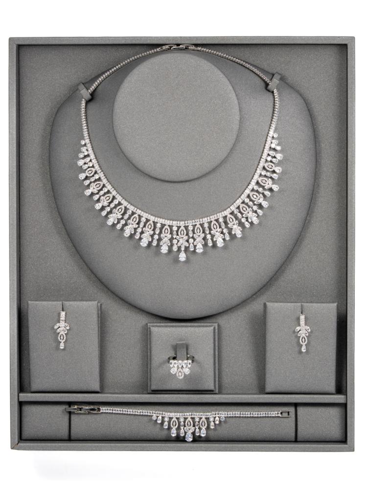 The luxurious crystal jewelry set from Ozone