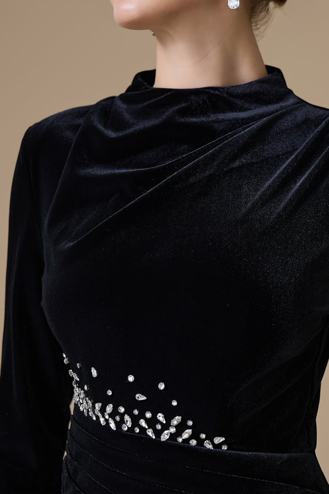 فستان أسود طويل مخمل مزين بالكريستال