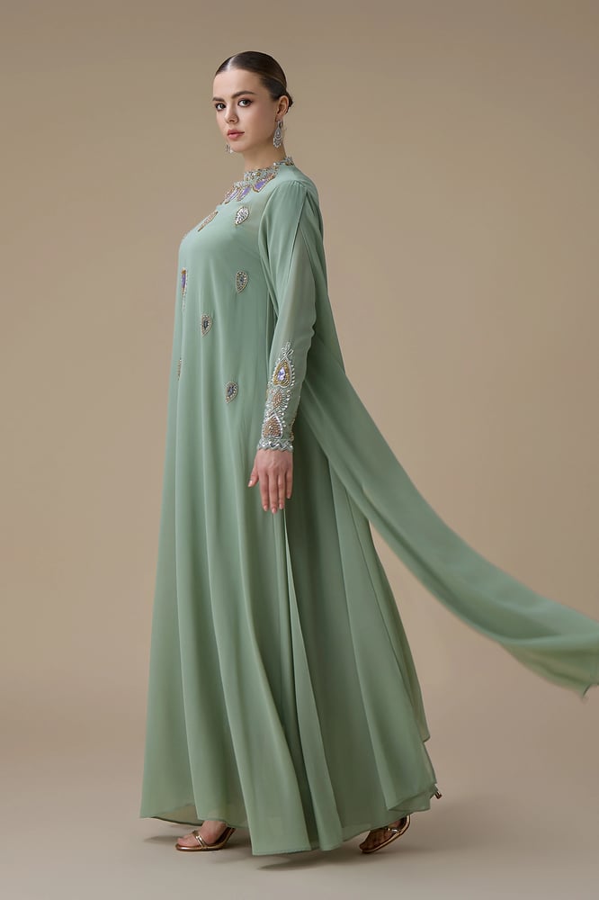 جلابية طويلة مطرزة بأكمام طويلة انسيابية
