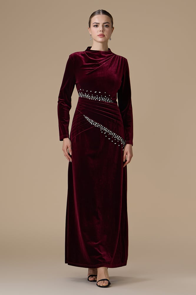 فستان برغندي طويل مخمل مزين بالكريستال