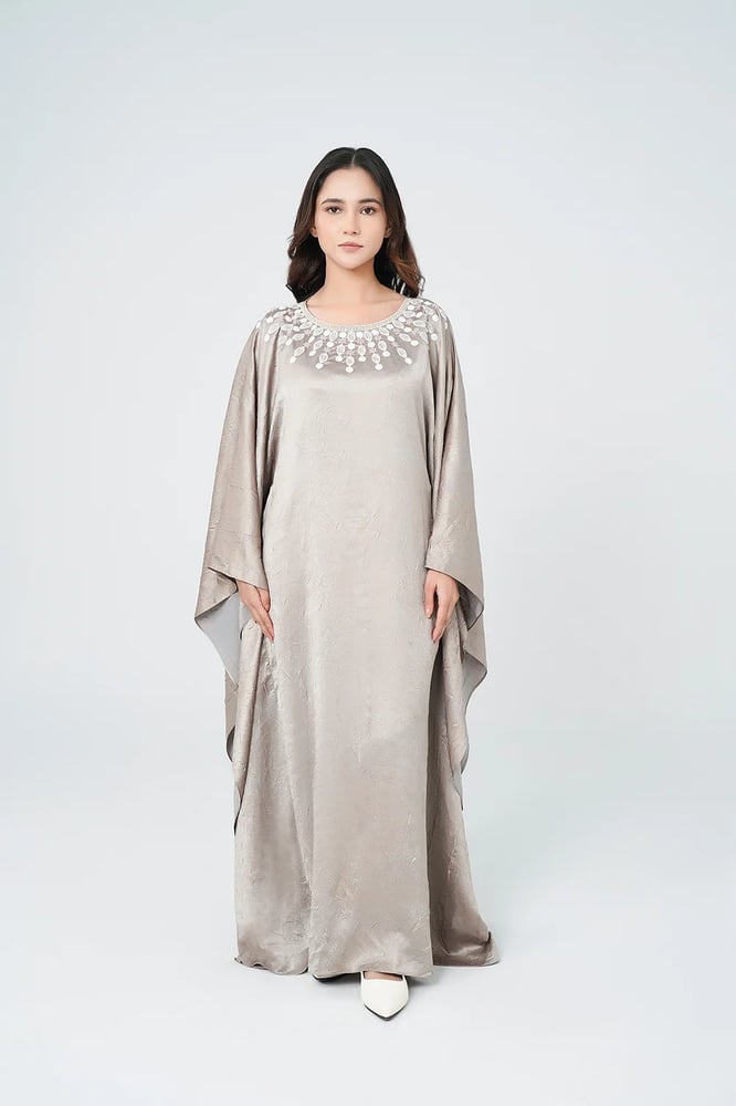 Wide thobe with embroidery