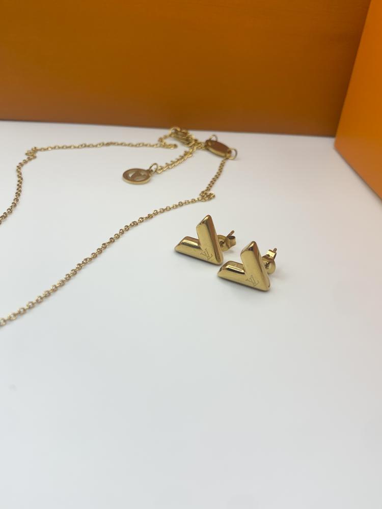 A necklace with a ring inspired by Louis Vuitton