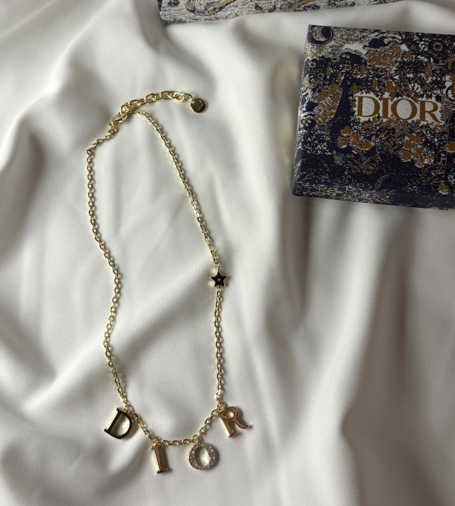 A necklace inspired by Dior, gold