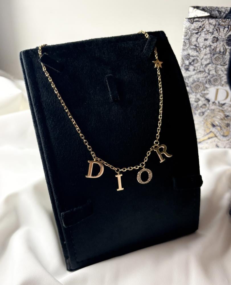 A necklace inspired by Dior, gold