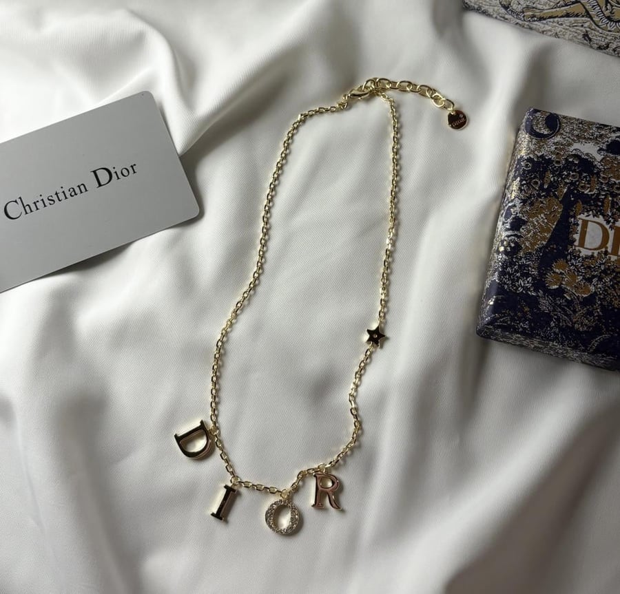 A necklace inspired by Dior, gold