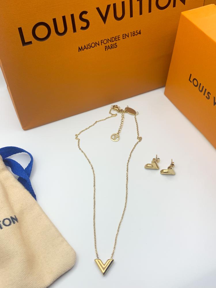 A necklace with a ring inspired by Louis Vuitton