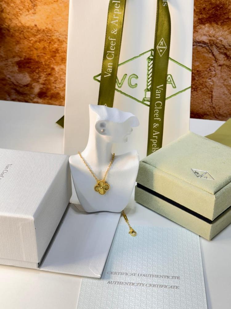 A necklace inspired by Van Cleef, gold