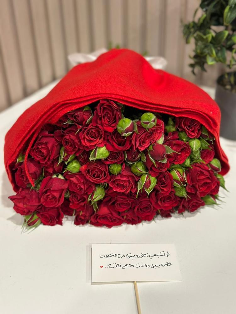 بيبي روز احمر طبيعي مغلف ب شال ميكاسا الاحمر  باقة ورد عيد الحب